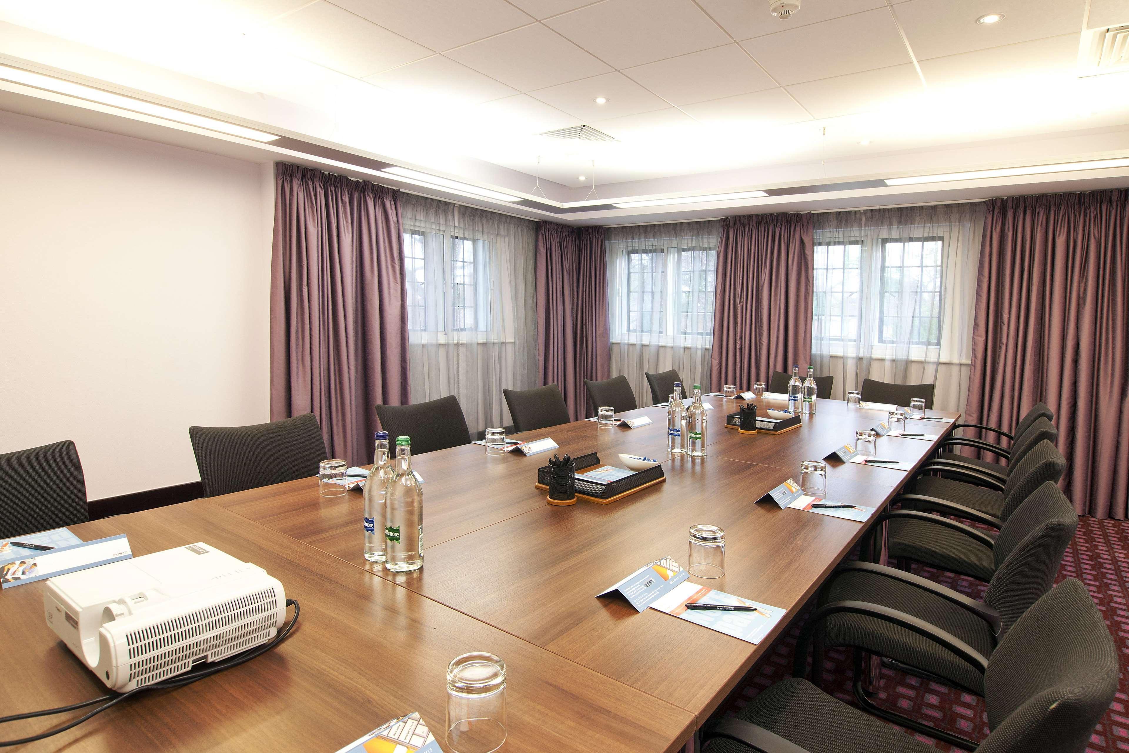 Hotel Doubletree By Hilton London Heathrow Airport Hounslow Exterior foto