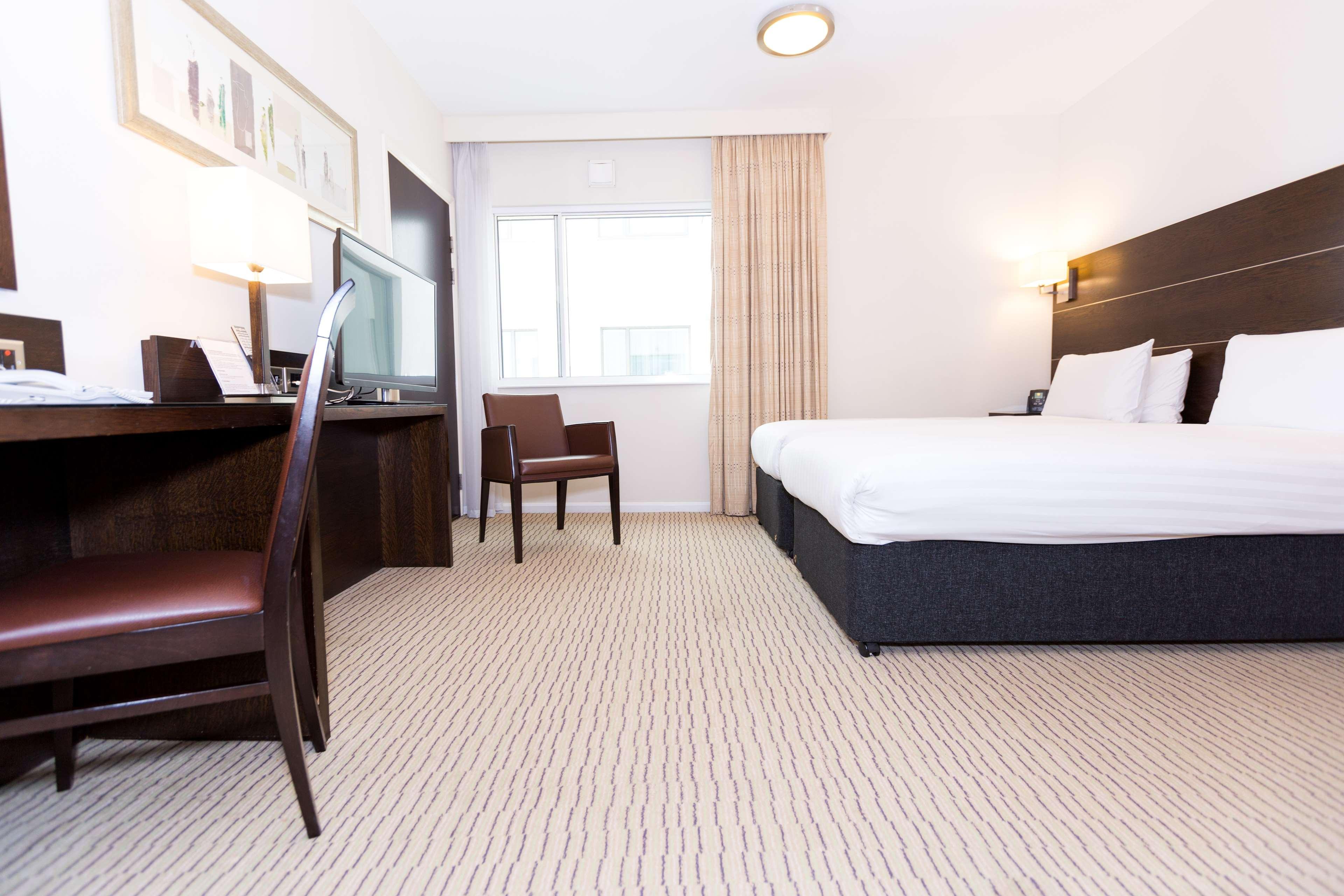 Hotel Doubletree By Hilton London Heathrow Airport Hounslow Exterior foto