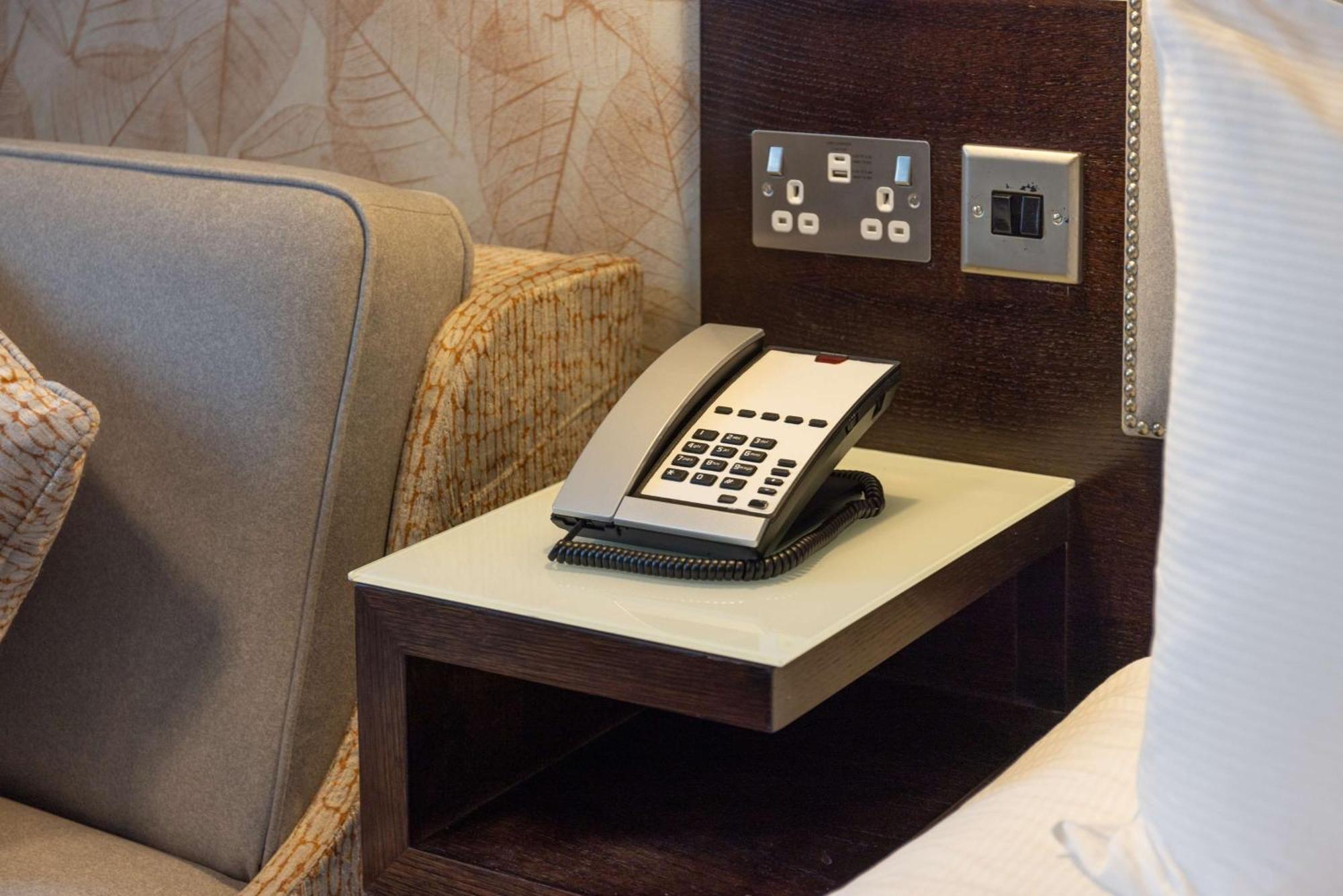 Hotel Doubletree By Hilton London Heathrow Airport Hounslow Exterior foto