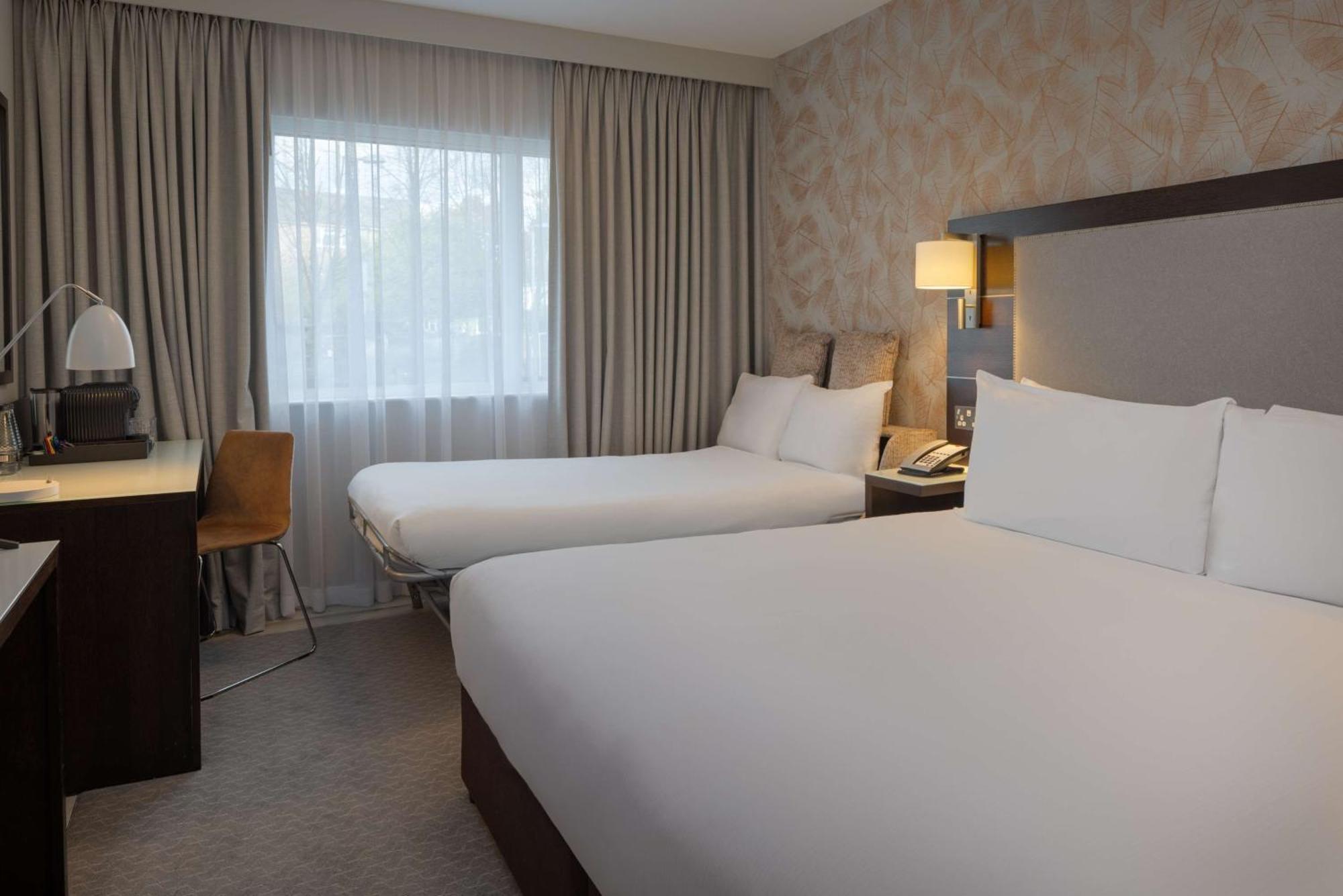 Hotel Doubletree By Hilton London Heathrow Airport Hounslow Exterior foto