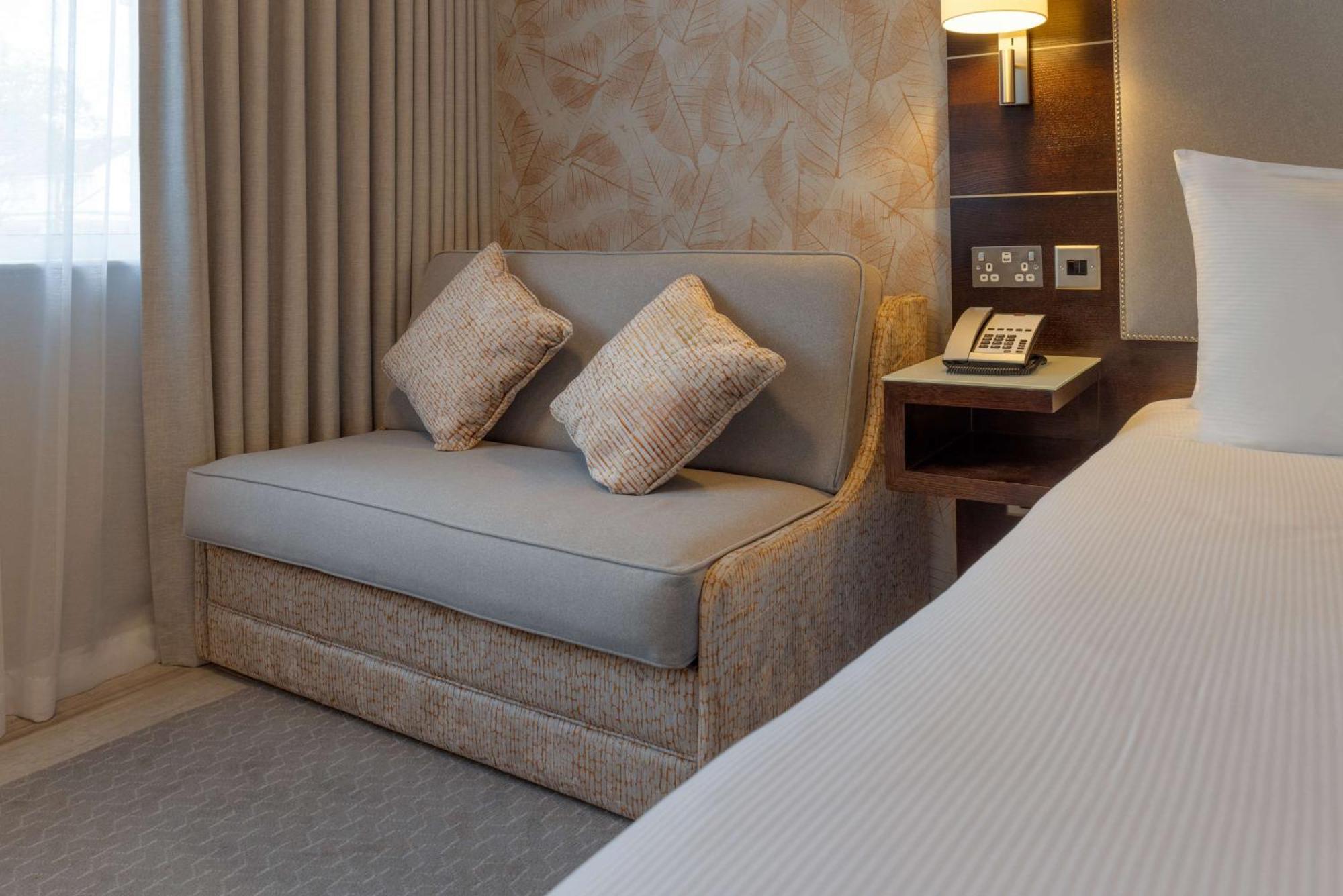 Hotel Doubletree By Hilton London Heathrow Airport Hounslow Exterior foto