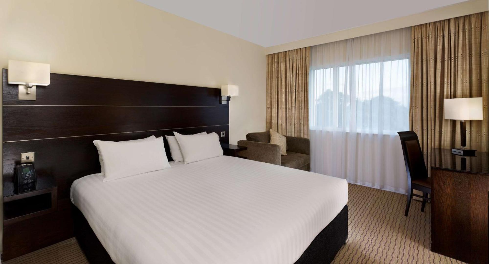 Hotel Doubletree By Hilton London Heathrow Airport Hounslow Exterior foto