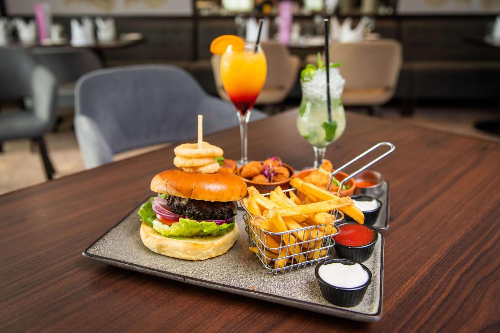 Hotel Doubletree By Hilton London Heathrow Airport Hounslow Exterior foto