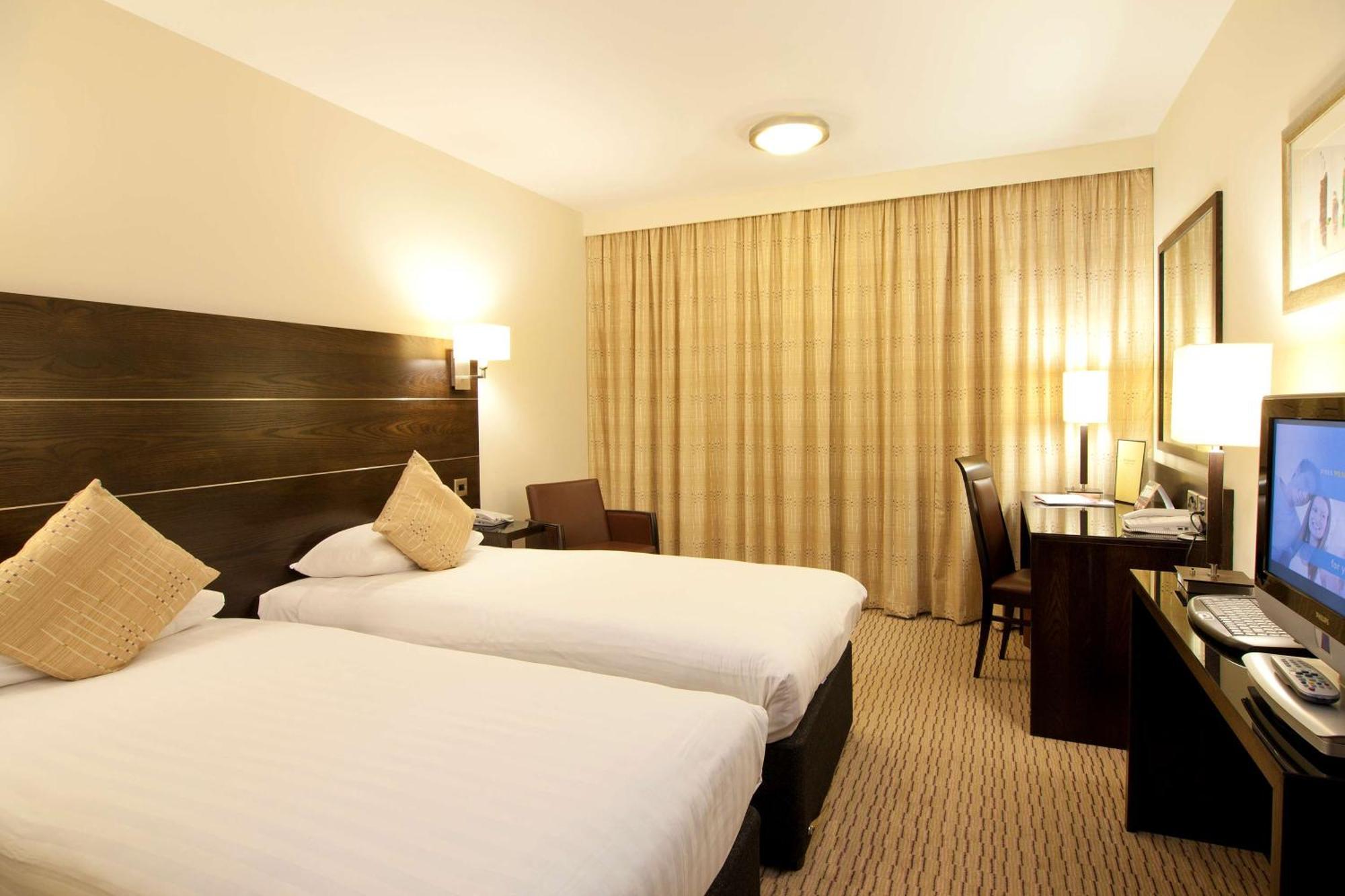 Hotel Doubletree By Hilton London Heathrow Airport Hounslow Exterior foto