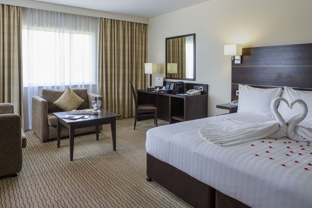 Hotel Doubletree By Hilton London Heathrow Airport Hounslow Exterior foto